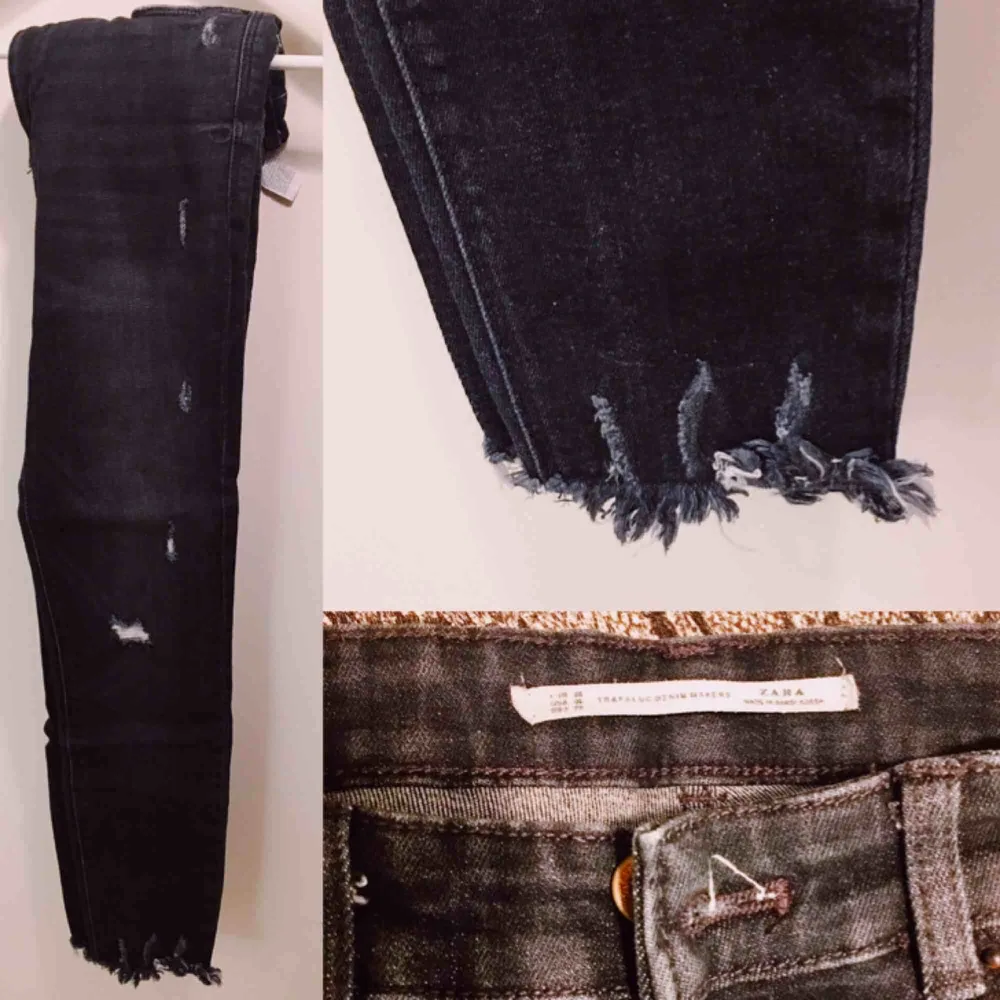 Ett par jeans från Zara 👖 Har använts 3-4 gånger  👌🏼 Dem är grå med lite blå nyans . Jeans & Byxor.