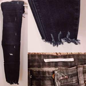 Ett par jeans från Zara 👖 Har använts 3-4 gånger  👌🏼 Dem är grå med lite blå nyans 