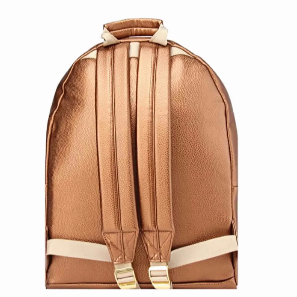 Mi-Pac Backpack i fägen Copper. Oanvänd. Köpt för 499kr. Mitt pris 200kr inkl frakt.. Väskor.