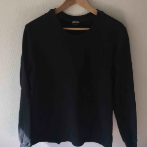  - Svart sweatshirt från märket Tres Bien i storlek Small. Den är avklippt nertill då tröjan tidigare var väldigt lång i modellen. 