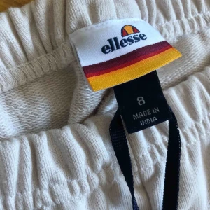  - Ett par ellesse mjukisbyxor med slits. Färgen är ljusrosa. Köpt från ASOS. Har aldrig använt dom tråkigt nog. Frakt ingår 