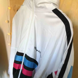  - En hoodie köpt på second hand för nåt år sen.  Frakt ingår 