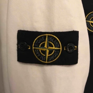  - Äkta vit Stone Island Crewneck strl M säljes då den är för stor. Pris: 1000kr annars bud.