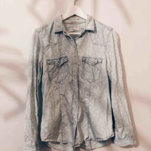  - Jeansskjorta från Lindex. Skickas mot frakt eller möts upp i centrala STHLM.