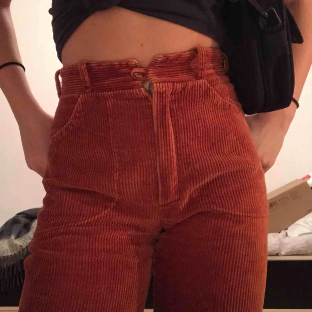 Skit coola orange rostade Manchester byxor som är utsvängda, köparen står för frakt!. Jeans & Byxor.