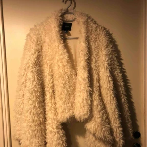  - Jacka eller filt? Ingen vet. Mysig VARM jacka som förtjänar att värma någon i vinter. Köpte i tanke av att sy om den men så blev det inte så den är som ny 