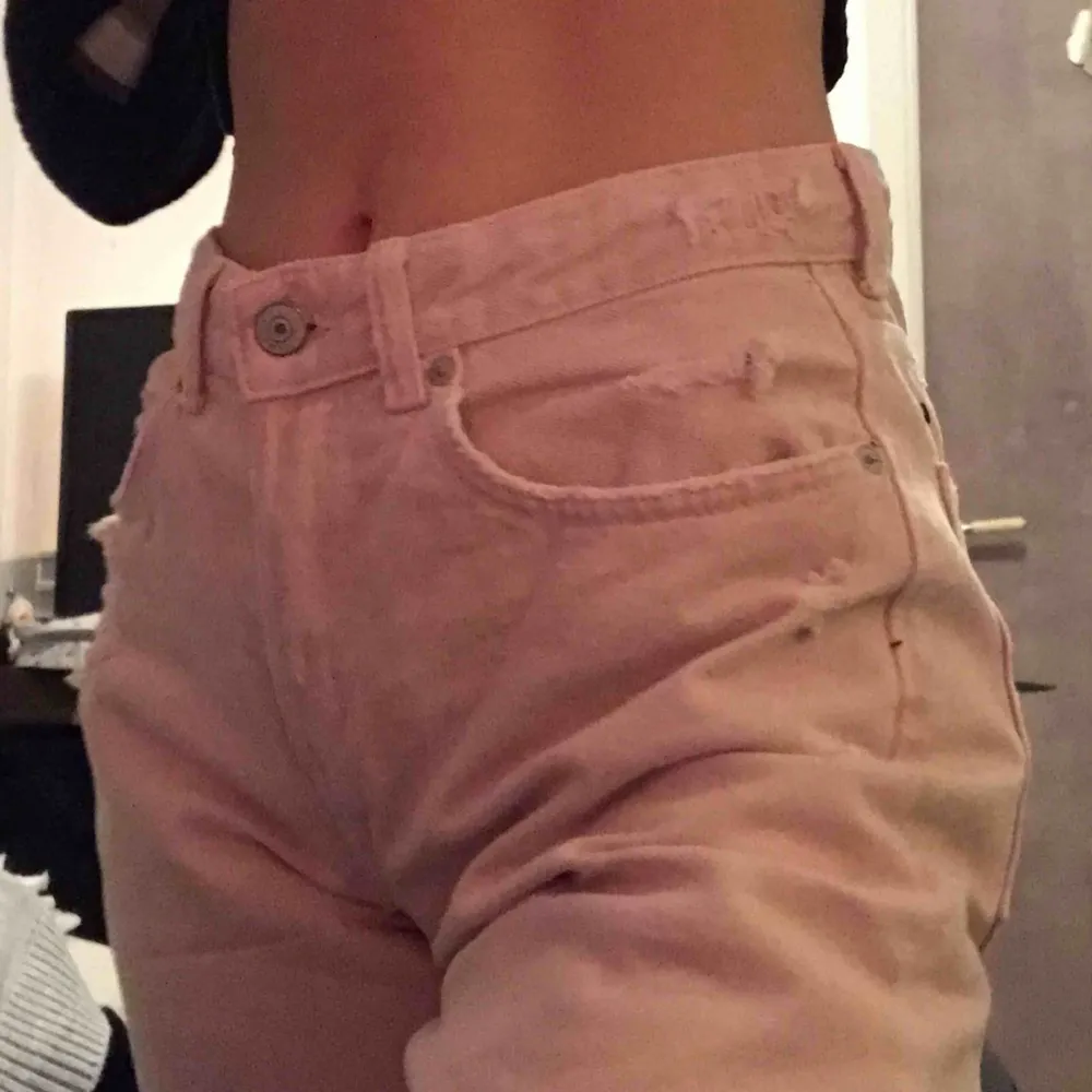Ljusrosa boyfriend jeans!! dålig kvalitet på bilderna men är ljusrosa. Supersnygga, har dock köpt och aldrig använt sen, svart ludd på bild 2 (borstade bort det för sent) är mkt bekväma. Kontakta för mer info eller bilder!🧡🧡. Jeans & Byxor.