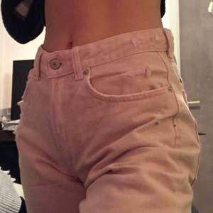 Ljusrosa boyfriend jeans!! dålig kvalitet på bilderna men är ljusrosa. Supersnygga, har dock köpt och aldrig använt sen, svart ludd på bild 2 (borstade bort det för sent) är mkt bekväma. Kontakta för mer info eller bilder!🧡🧡