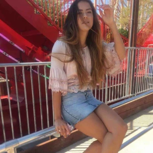  - Jag är en XS/ S människa och den sitter perfekt. Kommer ifrån Italien.