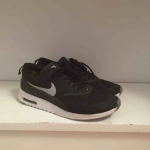  - Nike Air Max Thea. I använt skick, uppskavna i hälen och på sidan som bilderna visar. Därför säljs de billigt. Köparen står för frakt 😊