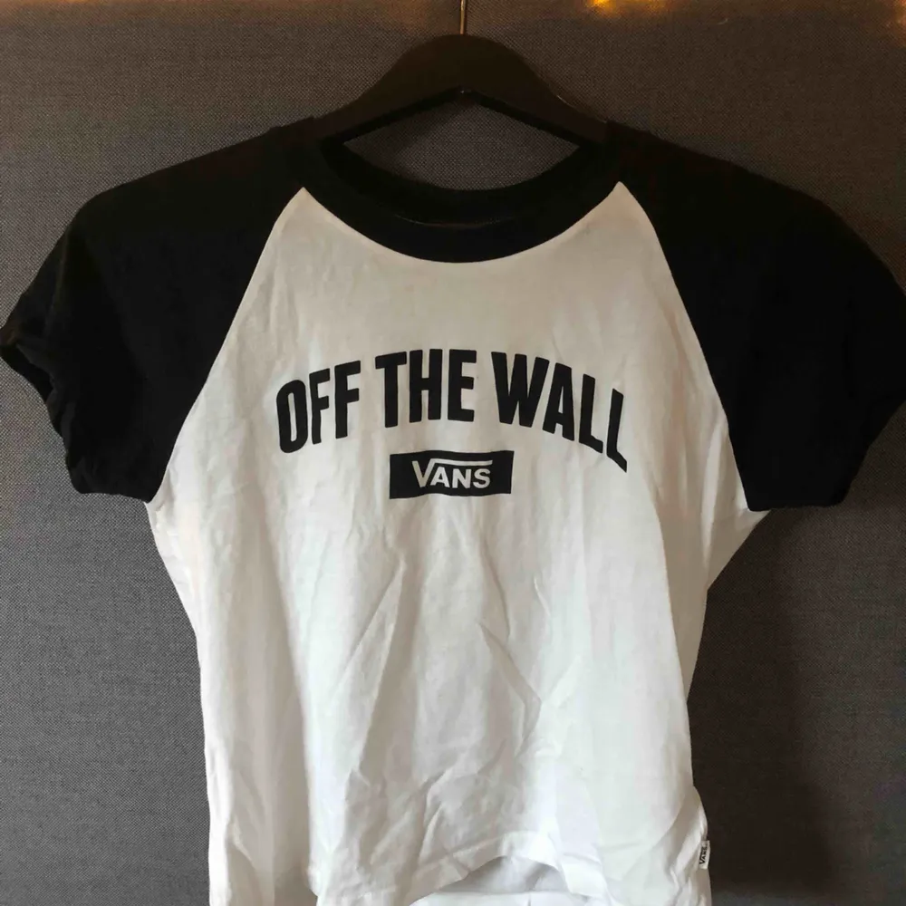 Vit och svart Vans T-shirt i storlek S. Köpt i somras för 260 kr. Sparsamt använd 🌻. T-shirts.