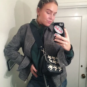  - Heeeelt oanvänd och JÄTTEcool jacka från HM herr, tycker den är skitsnygg men har alldeles för mycket jackor! Så passa på och köp!! Älskar!