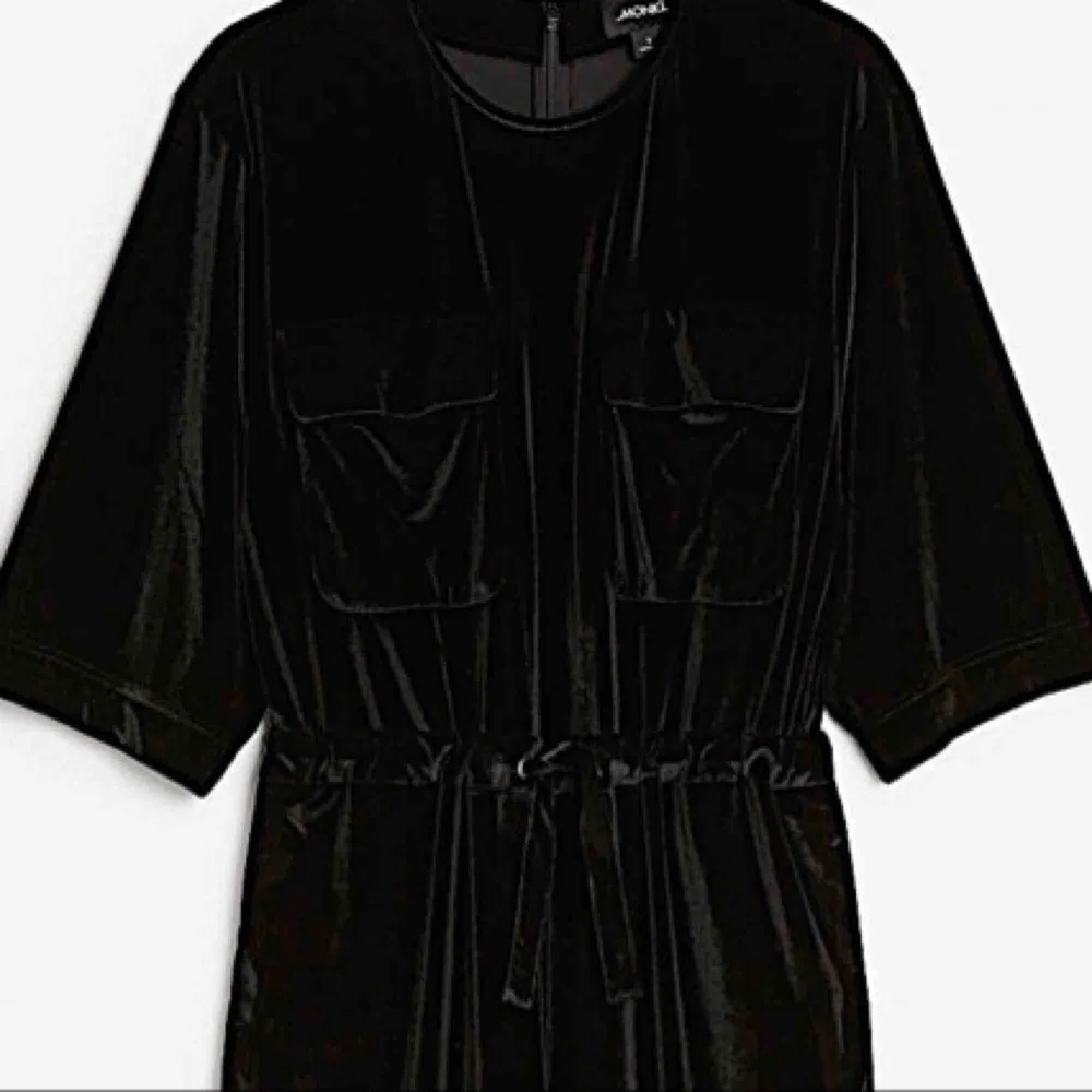 🔥 Världens snyggaste jumpsuit i svart sammet med bröstfickor och knytband i midjan! Perfekt till nyår! Slutsåld i butik! Köpare står för frakt 🔥. Övrigt.