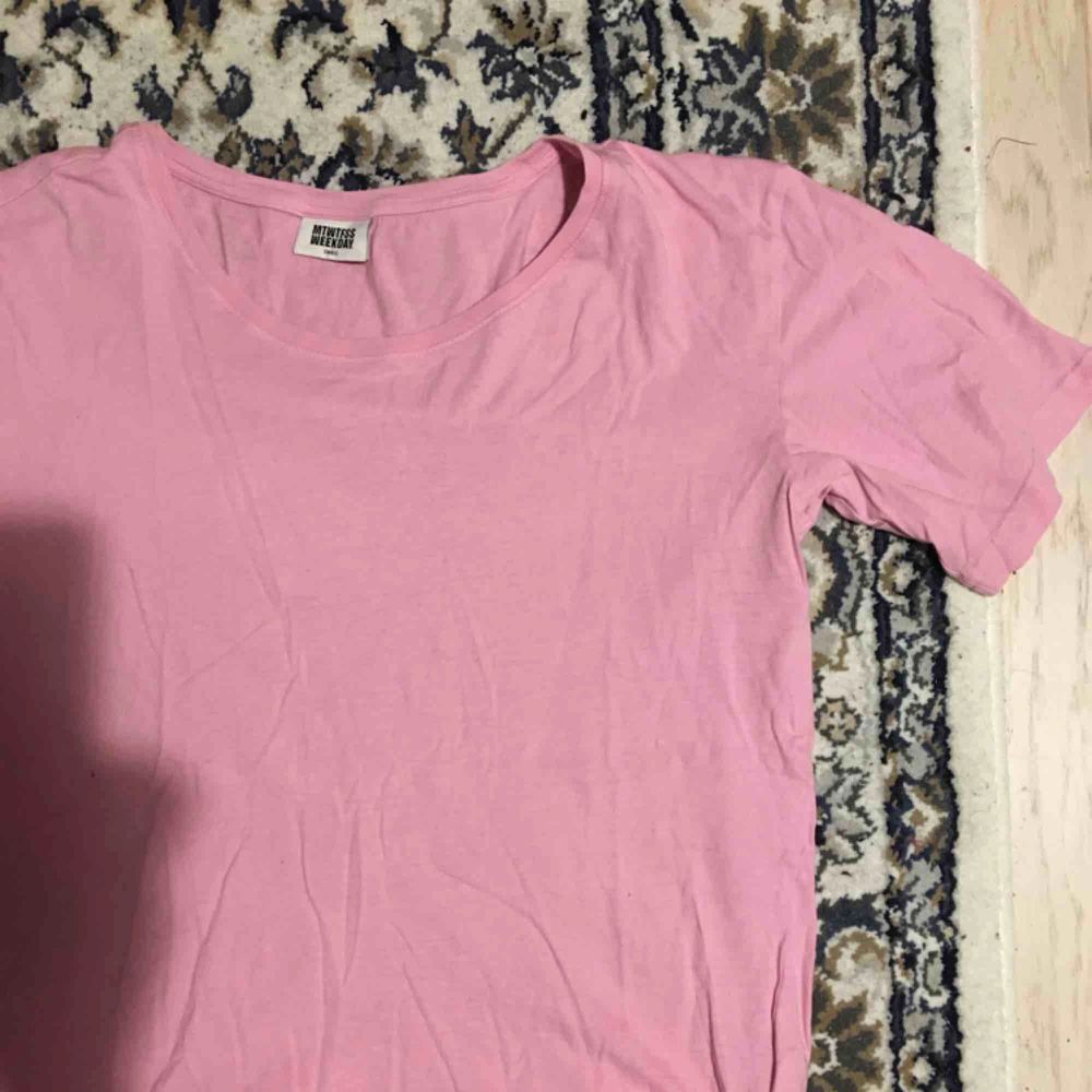 Vanlig rosa t-shirt från weekday, väldigt skön och luftig (ganska stor i storleken) snålt använd. . T-shirts.