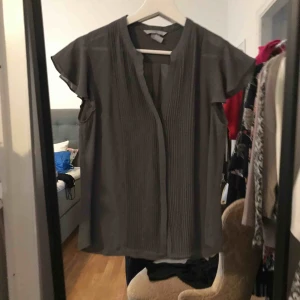  - Grå blus från H&M