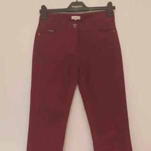  - Byxorna är sprillans nya men vinrött är personligen inte min färg. Har ett par grå i samma modell och passformen är lite stretchig och passformen är som en handske 👌🏼. Semi highwaist. 