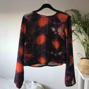  - Vacker top från Monki i storlek S. Använd vid något enstaka tillfälle, dvs mycket fint skick! 
