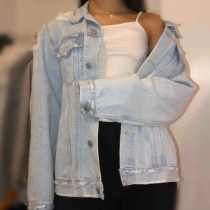  - Oversized jeansjacka med slitningar från bik bok.  