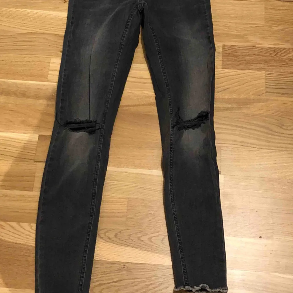 Gråa jeans från Gina tricot med snygga slitningar, storlek 36. Jeans & Byxor.