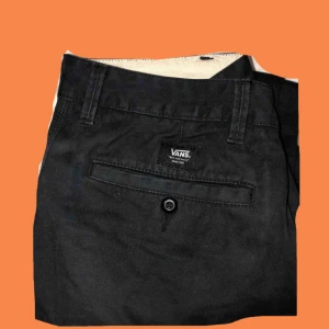  - Säljer ett par vans chinos som jag köpte för ca 600kr 💕 Vet inte vad modellen heter men de är väldigt raka i passformen. Finns i Falun men kan annars skickas mot fraktkostnad 😊