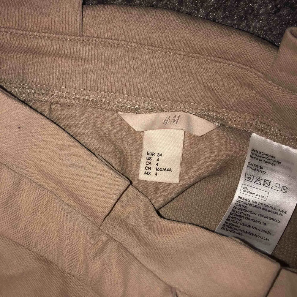 H&M trend kjol Säsong 7, skitsnyg och knappt använd. Säljs pga inte kommer till den användning den förtjänar💫. Kjolar.