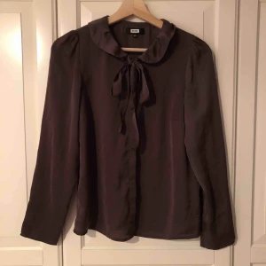  - Brun blus från Bikbok i storlek XS. Snålt använd, inga skavanker. Lite puffade ärmar. Hund finns i hemmet