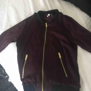  - Jättefin kofta från berskha, använd 2gånger, vinröd/lila färg med guldiga detaljer, storlek medium 