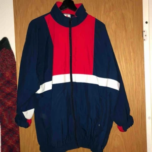  - En jacka från röda korset storlek XL, använd 3 gånger ca, 100 kr + frakt (ligger på 55 kr) 🌺