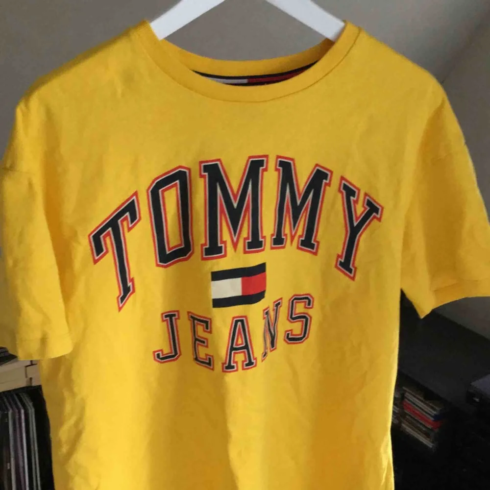 Tommy Hilfiger T-shirt, köpt på UO. Är lite större i storleken, kan användas som oversized för någon som har S.. T-shirts.