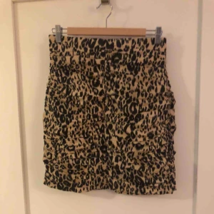  - A kjol med animal print, super kvinnlig