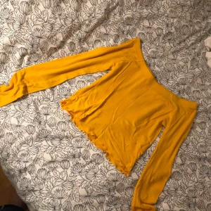  - Snygg off shoulder topp i gul från Bikbok i storlek xs