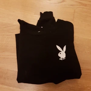  - Jättecool långärmad tröja med playboykaninen på framsidan och på ärmarna! Bara använd några få gånger.