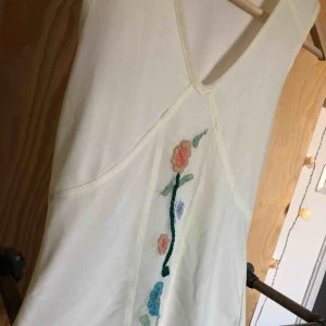  - Ett gulligt linne från Tristan & iseut, frakt ingår i priset 