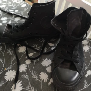  - Snygga svart convers i st 37. Snyggare irl. Behöver rollas. Finns djur i fam. Swich finns. Kan skickas då tillkommer frakt. 