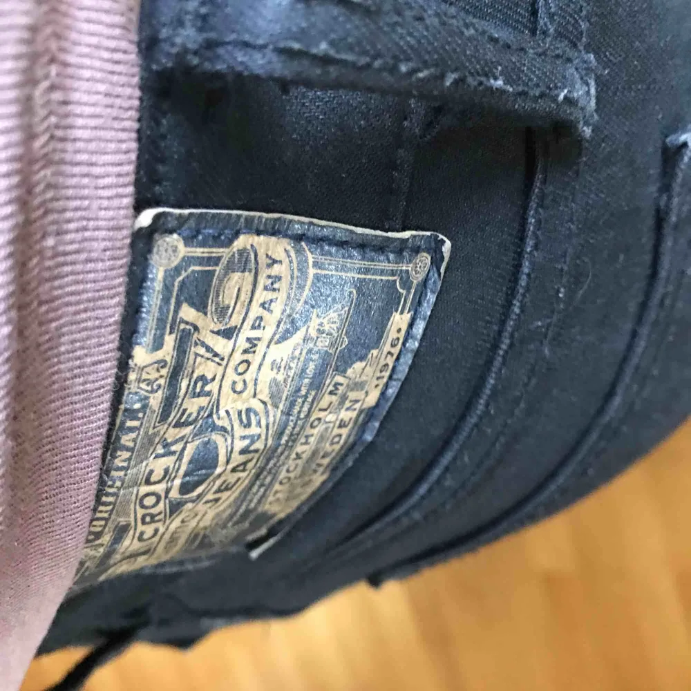Ett par svarta bootcut jeans från crocker (JC) köpta för 500kr, väldigt stretchiga så dem passar en 26 o eventuellt en 27 också, använt max 2 gånger, frakt ingår . Jeans & Byxor.
