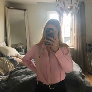  - Säljer båda mina Ralph Lauren skjortor. Styck pris 250kr men för båda 400kr. Förstår inte riktigt storlekarna då det står 16 men de passar mig som är XS-S. Skulle säga S i storlek 