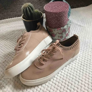  - Sååå snygga skor som dessvärre inte kommer till användning. Köpare betalar frakt. 