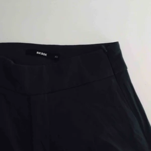  - Adriana byxor från bikbok, använd fåtal gånger men är i jättebra skick!  Dom är super stretchiga så det passar säkert en S med. Köparen står för frakt 🌹 