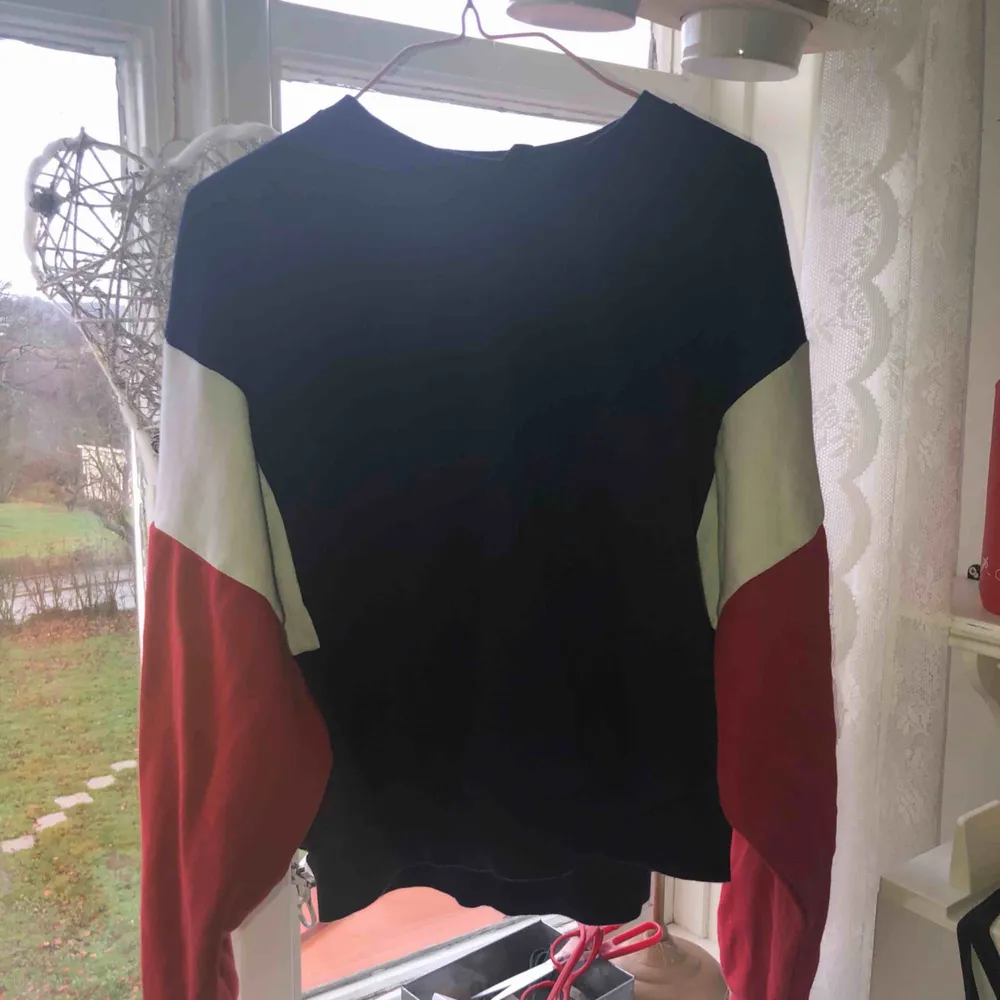 Sweatshirt från H&M. Den är röd, vit och marinblå. Använd ett fåtal gånger. Inga fläckar på tröjan bara på min spegel😅 Går till midjan ungefär på mig.. Tröjor & Koftor.