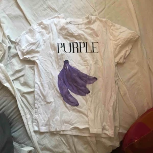  - T-shirt från Ganni med fint tryck:) litet hål vid halsen som kanske kan sys, men syns inte när man har den på! 