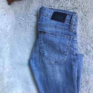  - Super fina Lee -jeans🦋 knappt använda då dom inte passar mig. Kan fraktas 🙈