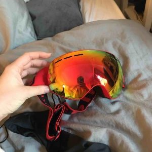  - Samma modell som de blåa men i rött! Pris kan vi komma överens om, om det är så att man behöver frakta de också.