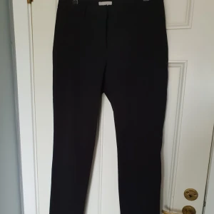  - Svarta snygga kostymbyxor från H&M i storlek 36. Säljer pga använder ej. Nypris 149kr  Pris kan diskuteras 