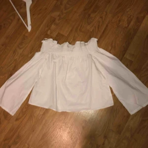  - Säljer en vit off shoulder tröja. 100kr. Kom med egna bud! Finns att hämta i Norrköping eller så tillkommer fraktkostnad på 40kr. Oanvänd! ‼️HALVA PRISET