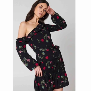  - Jätte fin och flirty klänning ! Helt nyt !! Oanvänd ! Bara provade ! Kan passa S också ! 