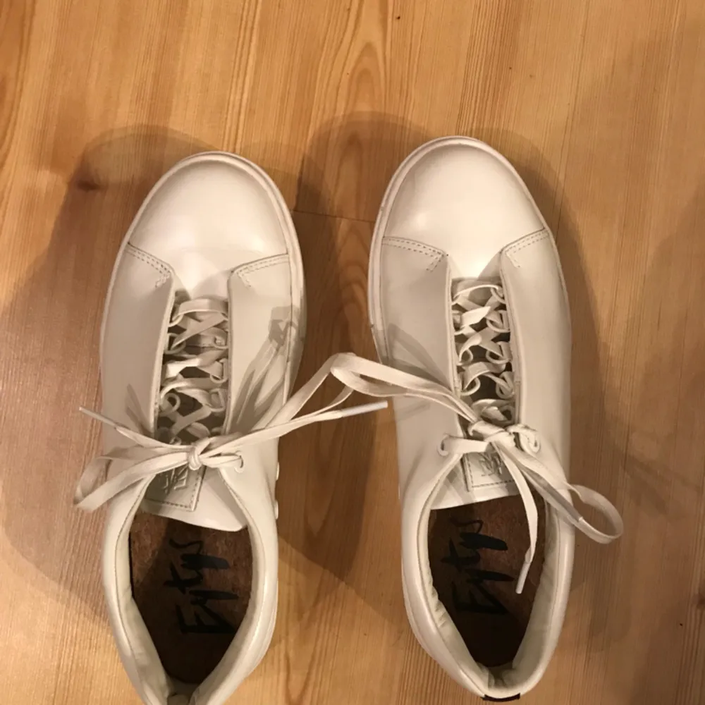 Ett par Eytys Doja Leather White, storlek 41. Nypris är 1800kr. Skorna är använda 1 gång och är i mycket bra skick.  Säljer på grund av dem inte passar mig.. Skor.