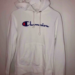  - Hoodien är i reverse weave & är köpt för 1099.  Den är i storlek M men jag tycker att den är liten i storleken, sitter som S.  Använd 2 gånger, väldigt fint sick på den.  Lägg gärna bud.  