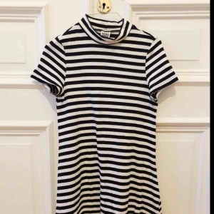  - Randig knälång klämning med polo