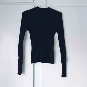  - Svart ribbad tröja från Gina Tricot. Använd några fåtal gånger. Frakt tillkommer. Betalning med swish