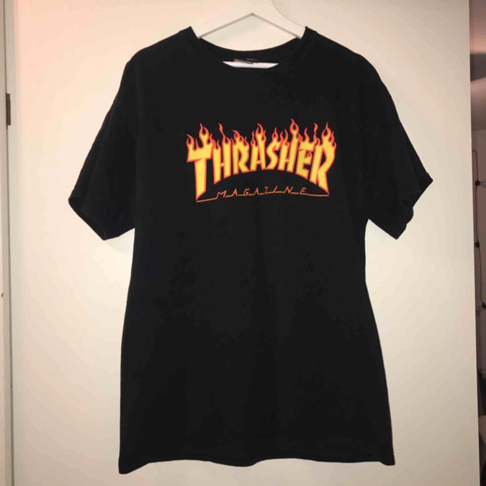 Thrasher t-shirt, använt mycket men fin ändå, storlek L, frakt ingår. T-shirts.